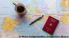 Eine Interrail-Karte (Zug-Reisekarte) mit Kaffee, einem Stift und einem Reisepass.