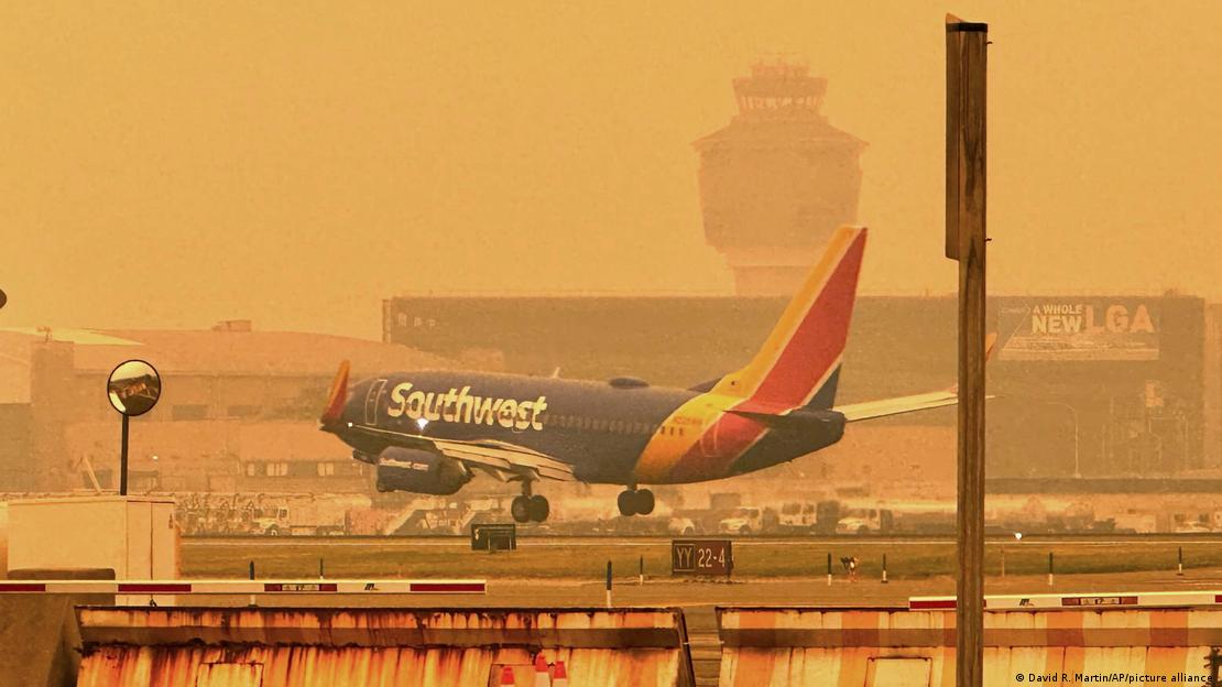 Un avión comerical se aproxima al aeropuerto de LaGuardia en Nueva York, bajo condiciones de visilibilidad disminuida por el humo de los incendios proveniente de Canadá.
