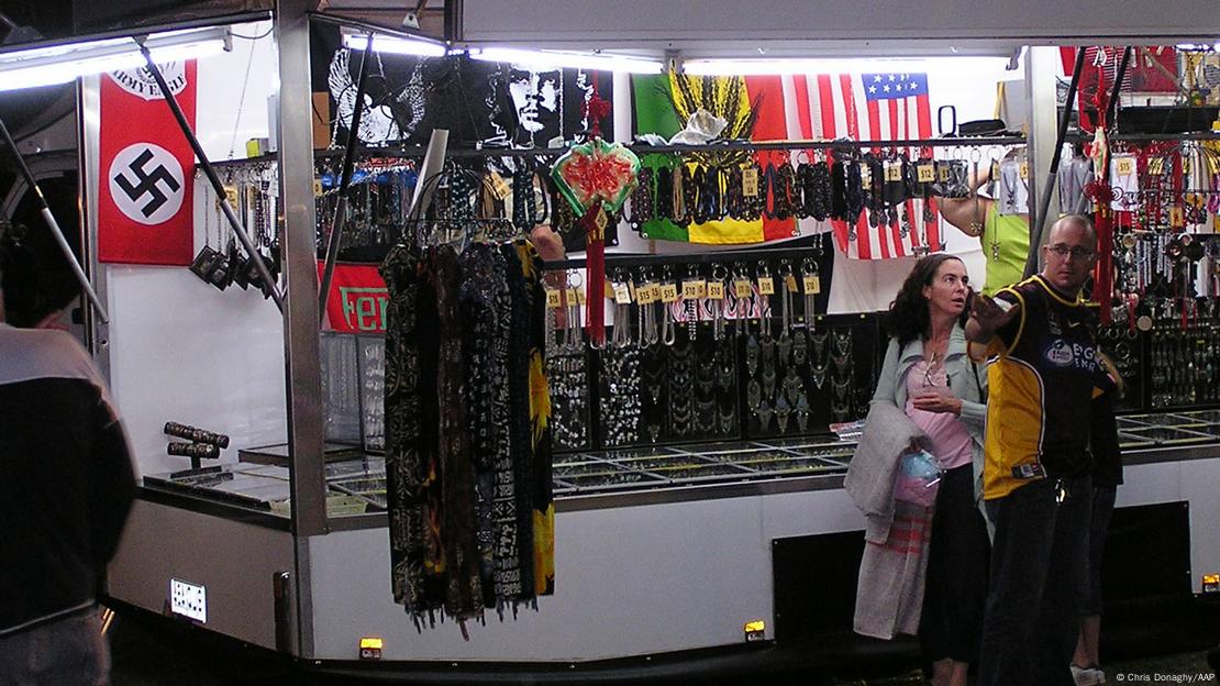 Loja na Austrália exibe produtos com símbolos nazistas