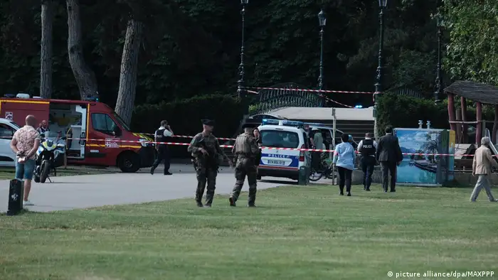 الشرطة في بلدة أنيسي الفرنسية بعد هجوم بسكين - صورة بتاريخ 8 يونيو 2023