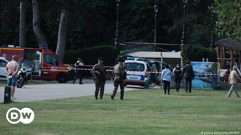 Man injures 4 children in knife attack in France – DW – 06/08/2023