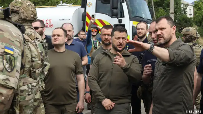 زيلينسكي يزور موقع الكارثة بعد تفجير سد كاخوفكا بأوكرانيا - صورة بتاريخ 8 حزيران 2023