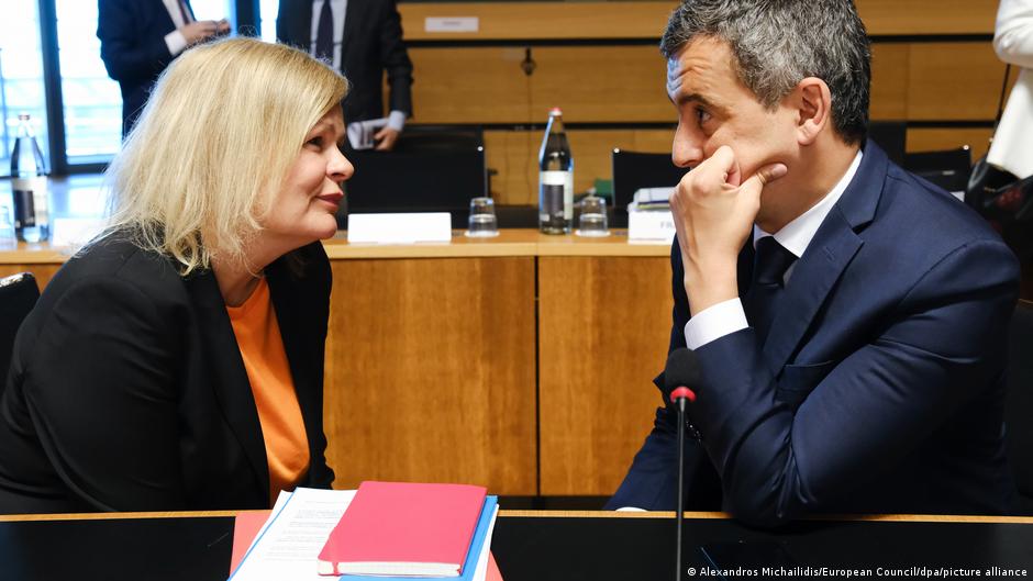 Nemačka ministarka unutrašnjih poslova Nensi Fezer sa francuskim kolegom Žerarom Darmanjinom: istorijski dogovor