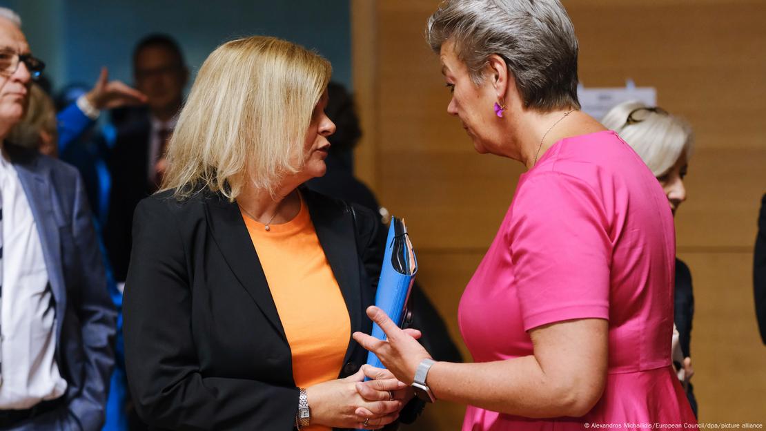 Luxemburg Innenministertreffen der EU | Innenministerin Nancy Faeser (li.), EU-Migrationskommissarin Ylva Johansson: Zwei Frauen stehen sich gegenüber und sprechen miteinander