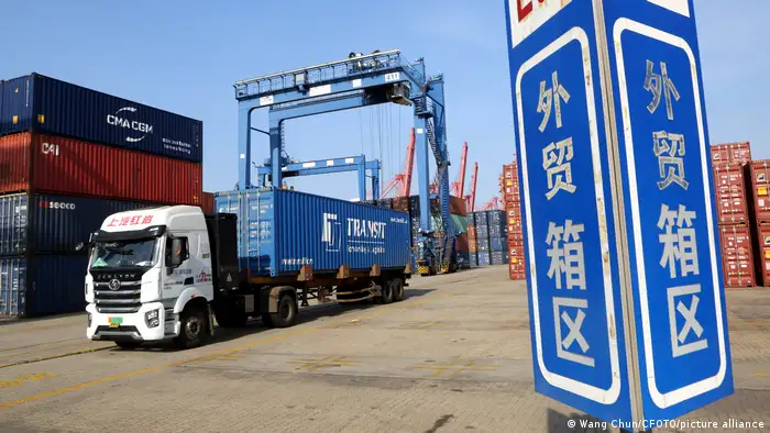 China | Container Terminal im Hafen von Lianyungang