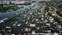 乌水坝遭毁后洪水泛滥 数万民众逃命