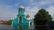 Eine grün gestrichene Kirche steht unter Wasser. Eine grün gestrichene Kirche steht unter Wasser.