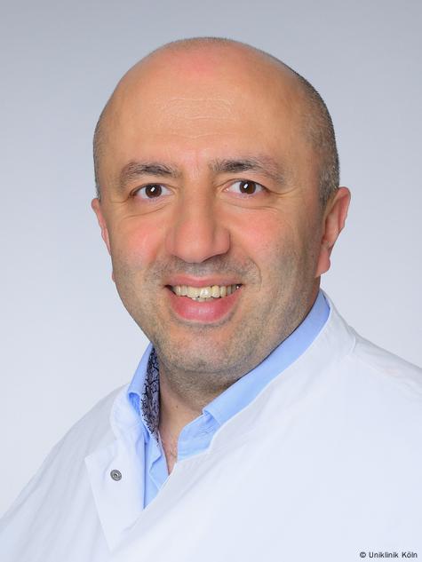 Köln Üniversitesi Viroloji Enstitüsü'nden Prof. Dr. Baki Akgül