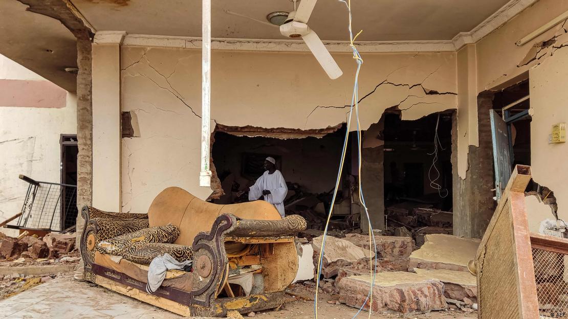 Un hombre dentro de una vivienda destruida en Jartum, Sudán.
