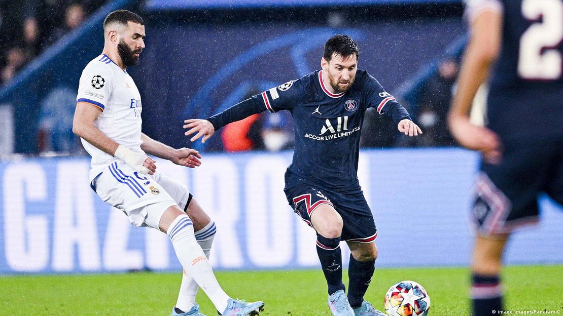 Messi en el PSG, haciendo un pase contra Benzema.