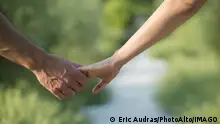 Couple hesitantly hold hands, close-up PUBLICATIONxINxGERxSUIxAUTxONLY Copyright: EricxAudras B13352029