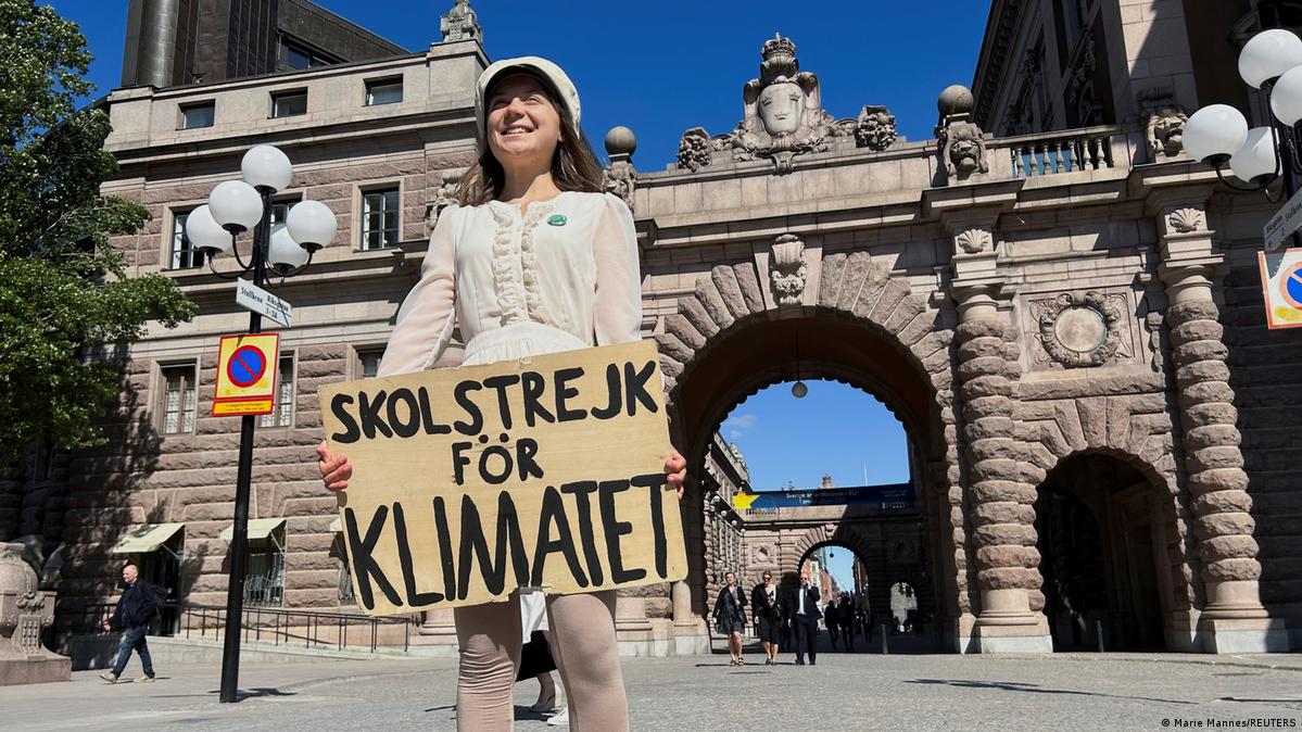 Greta Thunberg graduates high school with last school strike – DW – 06 ...