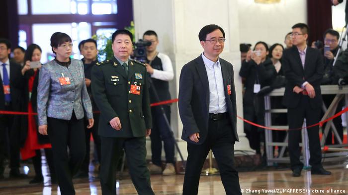 Pan Jian-wei (d) ao lado de militares num evento oficial chinês, em Pequim