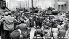 5506333 (9002126) Arbeiter Aufstand in der DDR am 17. Juni 1953. Demonstranten vor russischen T-34 Panzern am Haus der Ministerien, Leipziger Straße, Ost- Berlin, 17.06.1953.
