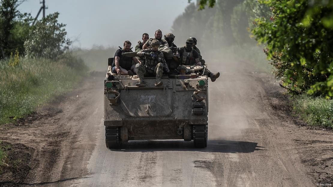 Ukraine, Bachmut | ukrainische Soldaten nahe der Front