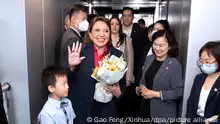 Xiomara Castro, Präsidentin von Honduras, winkt als sie zu einem Treffen in Shanghai eintrifft. Nach dem Bruch der diplomatischen Beziehungen mit Taiwan ist Honduras Präsidentin Xiomara Castro zu einem Besuch in China eingetroffen. Erste Station der fünftägigen Visite war Shanghai. In Peking wollte die linke Präsidentin auch mit Staats- und Parteichef Xi zusammentreffen. +++ dpa-Bildfunk +++