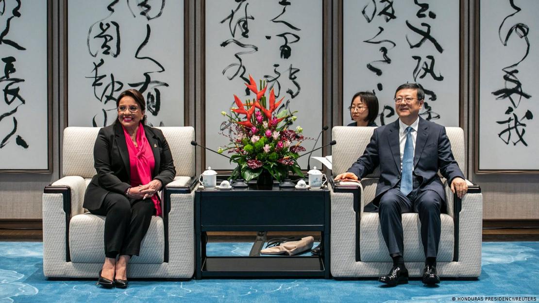 La presidenta hondureña, Xiomara Castro, con el secretario del Comité del Partido Comunista de Shanghái, Chen Jining.
