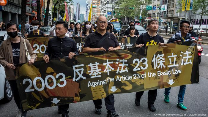 6月10日，近千人在台北参加“逆风并行 再见香港”游行活动