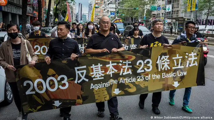 6月10日，近千人在台北参加「逆风并行 再见香港」游行活动