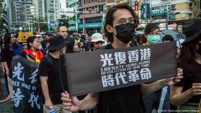 6月10日，示威者在台北街头游行，支持香港民主，并呼吁港府释放政治犯。