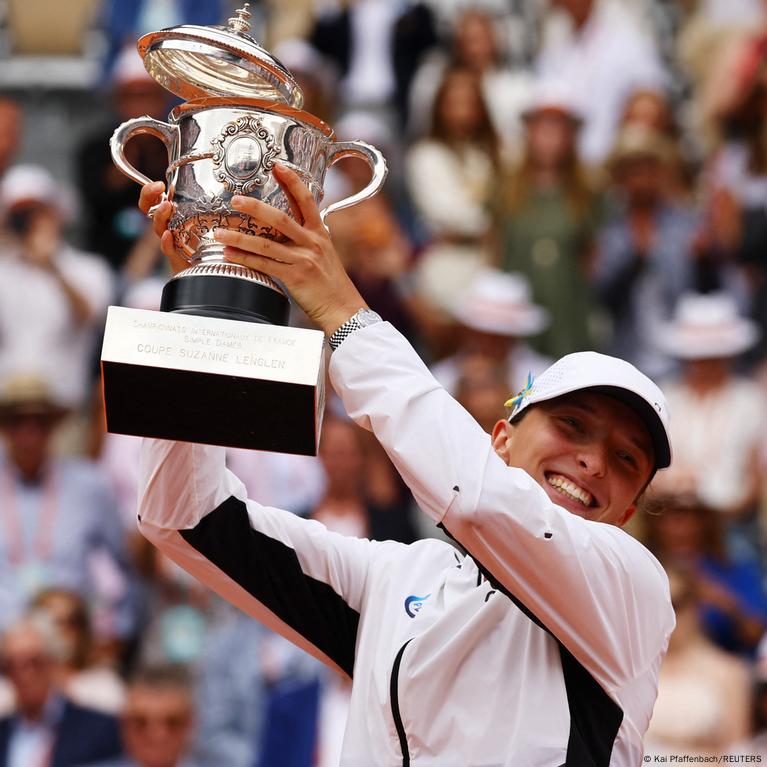 French Open: Iga Swiatek wins title, but drops trophy lid at Roland Garros