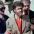 Ted Kaczynski in Begleitung zweier Polizeibeamter nach seiner Verhaftung im April 1996