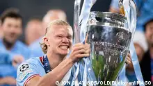 230610 Erling Braut Haaland of Manchester City celebrates with the trophy after the UEFA Champions League football match between Manchester City and Inter on June 10, 2023 in Istanbul. Photo: Jon Olav Nesvold / BILDBYRAN / COP 217 / JE0065 fotboll football soccer fotball champions league manchester city inter bbeng final jubel *** 230610 Erling Braut Haaland of Manchester City celebrates with the trophy after the UEFA Champions League football match between Manchester City and Inter on June 10, 2023 in Istanbul Photo Jon Olav Nesvold BILDBYRAN COP 217 JE0065 fotboll football soccer fotball champions league manchester city inter bbeng final jubel PUBLICATIONxNOTxINxSWExNORxAUT Copyright: JONxOLAVxNESVOLD BB230610JE117