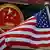 Bandera de Estados Unidos y escudo de la República Popular de China