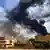 Des panaches de fumée s'échappent d'un incendie dans un entrepôt de bois dans le sud de Khartoum au milieu des combats en cours le 7 juin 2023