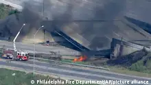 Dieses von WPVI-TV/6ABC zur Verfügung gestellte Videostandbild zeigt den zusammengebrochenen Abschnitt der I-95 und ein Feuerwehrfahrzeug. In der US-Stadt Philadelphia ist ein erhöhter Teil der vielbefahrenen Autobahn I-95 eingestürzt. Ursache sei ein Feuer in der Unterführung unter diesem kurzen Teil der Schnellstraße gewesen, teilte die Feuerwehr mit. +++ dpa-Bildfunk +++