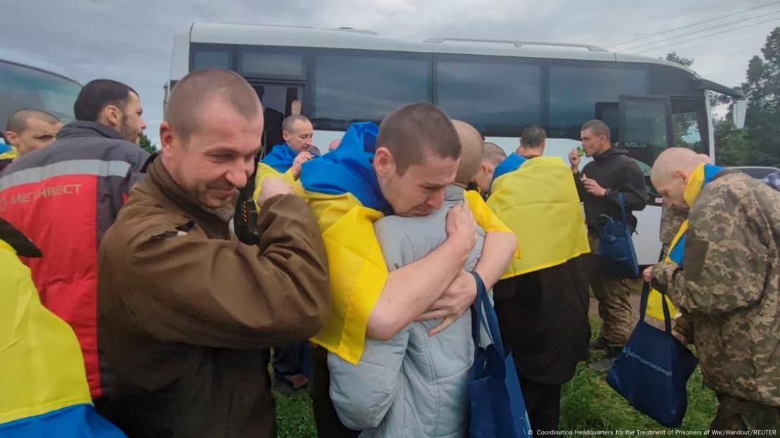 Украински войници са освободени от руски плен. Снимката е публикувана през юни 2023 година.