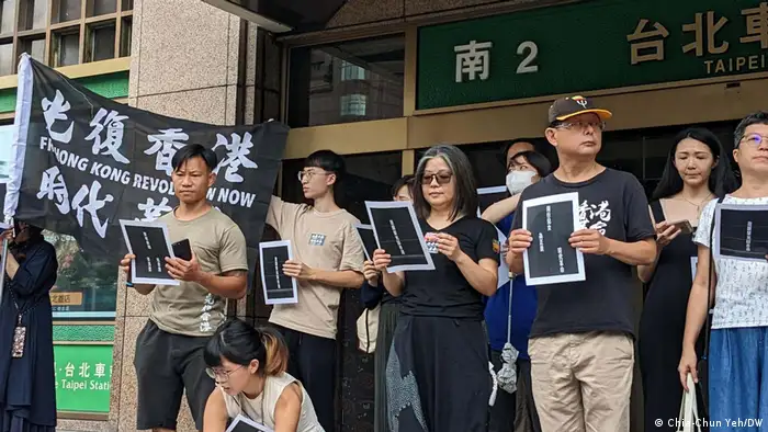 资料图片：上个月香港反修例运动满4周年时，在台港人与台湾民间团体在台北车站“快闪”合唱《愿荣光归香港》