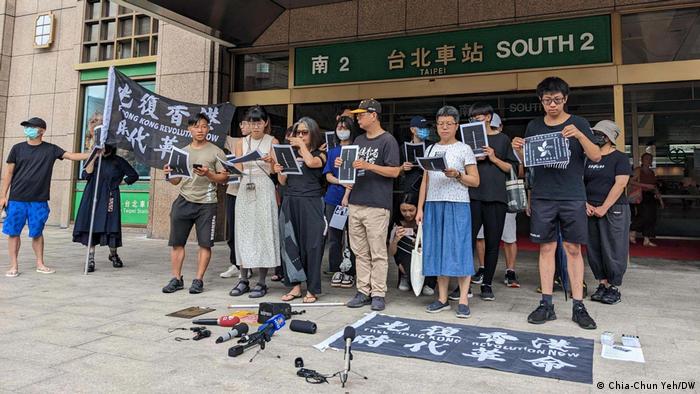 在台湾的港人12日聚集在台北车站，号召台湾民众一起合唱《愿荣光归香港》。