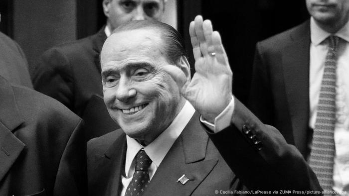 Até sua morte, nesta segunda-feira (12/06), Silvio Berlusconi ocupou cargo no Senado italiano. O magnata da mídia marcou a paisagem política da Itália por décadas.