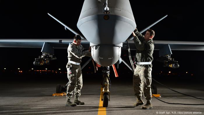 Militares examinam um drone militar MQ-9 Reaper dos EUA