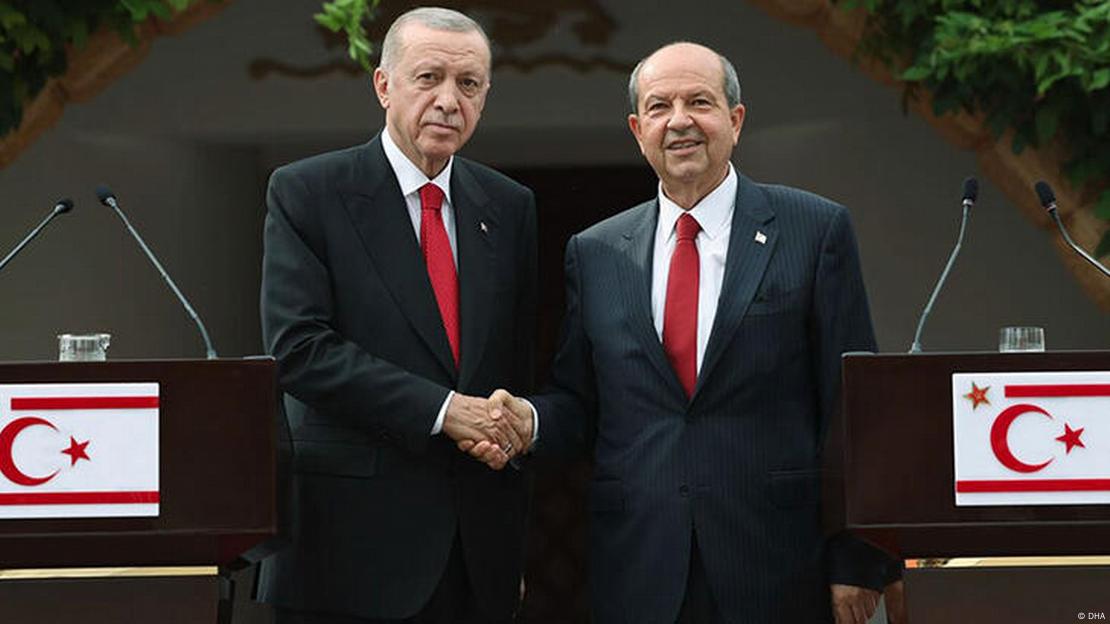 Ο πρόεδρος Ερντογάν σε χειραψία με τον Ερσίν Τατάρ