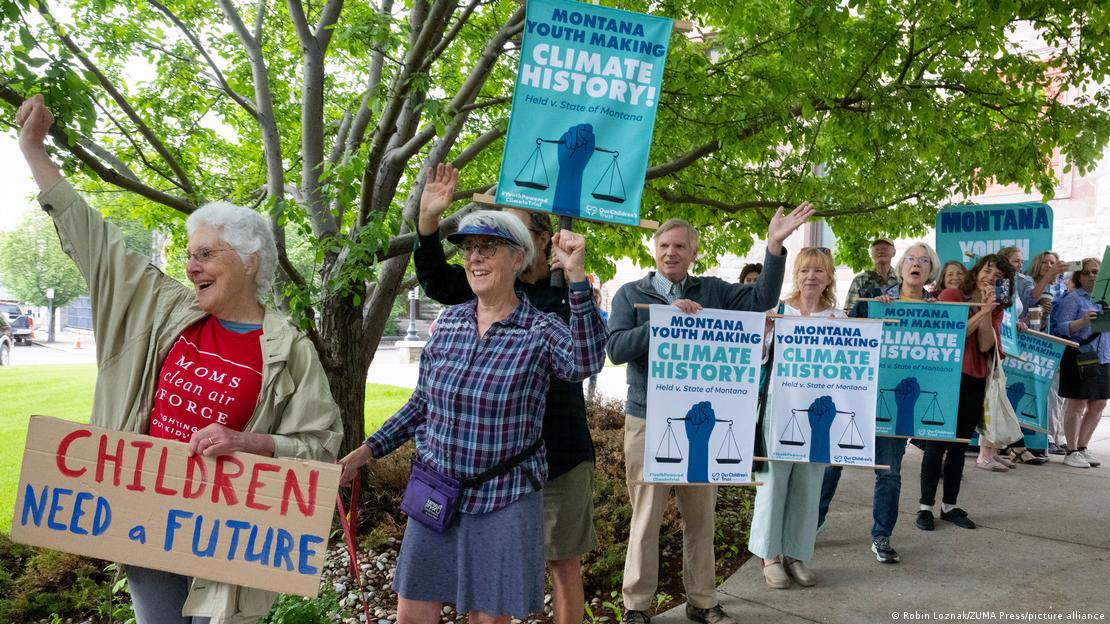 Pessoas carregam cartazes pedindo maior proteção climática em cidade dos EUA