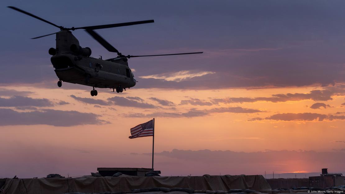 Ein US-Helikopter am Abendhimmel im Nordosten Syriens