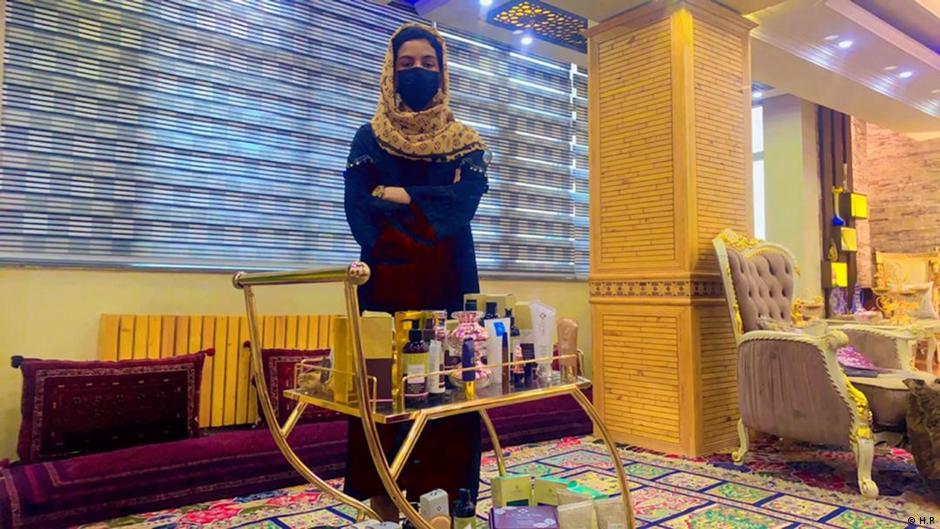 ترویج خرید و فروش آنلاین میان زنان در شهرهای افغانستان – DW – ۱۴۰۲/۴/۲۲