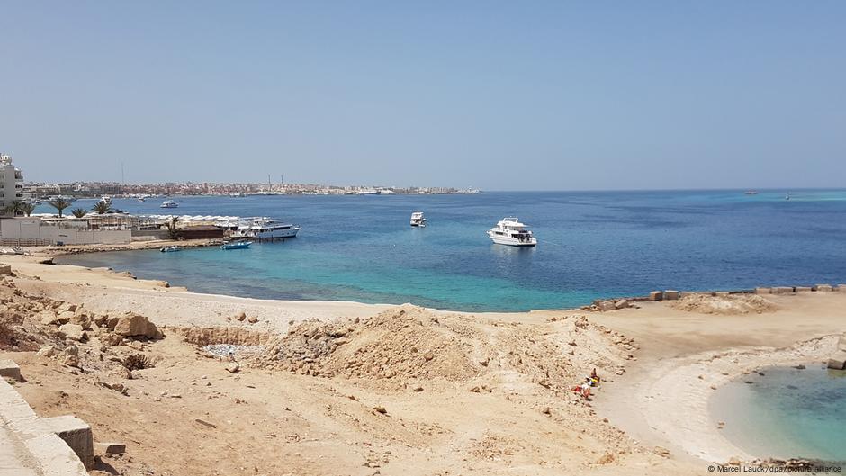 إنقاذ 28 فردا والبحث عن 17 مفقودا بعد غرق مركب سياحي مصري