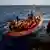 Flüchtlinge mit Rettungswesten auf einem Schlauchboot