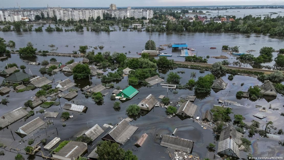 Vista a&eacute;rea de cidade inundada