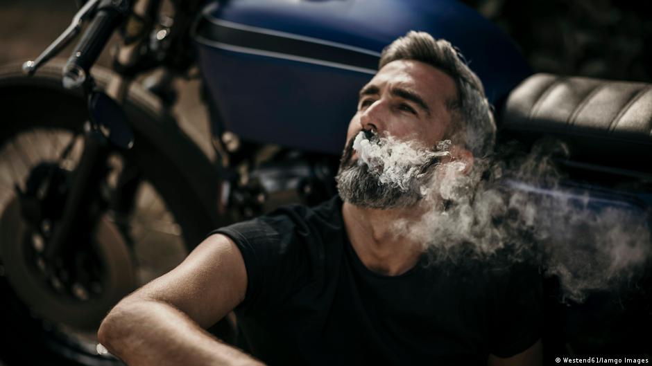 Stereotip iz filmova: Vozi motor, puši, uživa slobodu