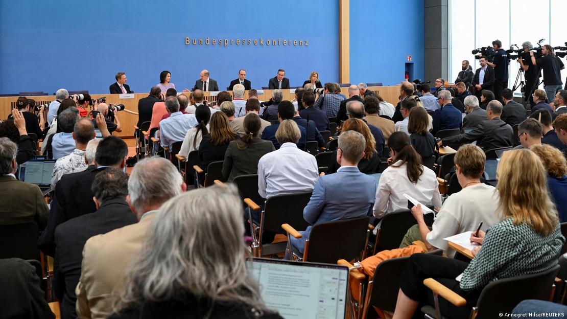 Κατάμεστη η αίθουσα της Bundespressekonferenz