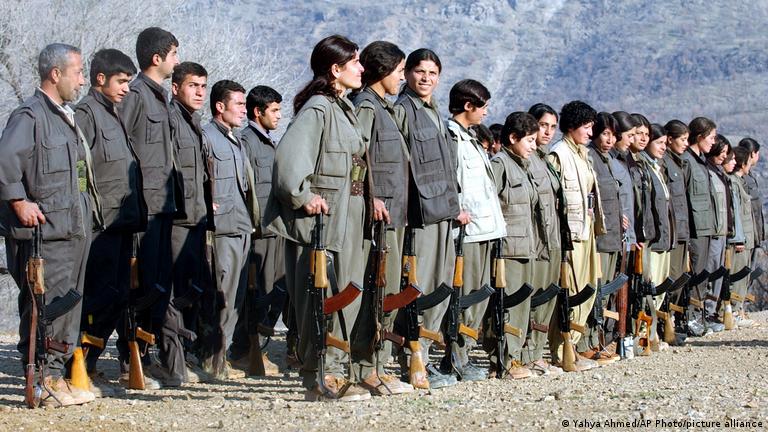 2006 tarihli bir fotoğrafta Kandil Dağı'nda PJAK üyeleri yan yana sıralanmış şekilde. Ellerinde de silahları var