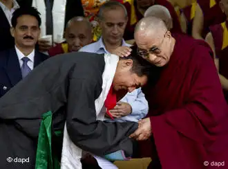 Lobsang Sangay, left, the new prime minister of Tibet's government in exile, is greeted by Tibetan spiritual leader the Dalai Lama during his swearing-in ceremony at the Tsuglakhang Temple in Dharmsala, India, Monday, Aug. 8, 2011. (Foto:Ashwini Bhatia/AP/dapd)