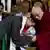 Lobsang Sangay (l.) verbeugt sich vor dem Dalai Lama (r.) (Foto: dapd)