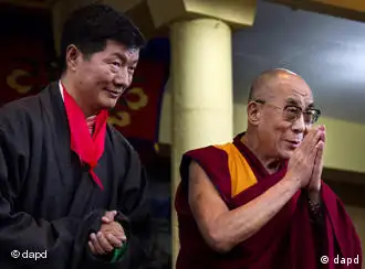 Lobsang Sangay, left, the new prime minister of Tibet's government in exile, stands next to Tibetan spiritual leader the Dalai Lama as he greets the crowd at his swearing-in ceremony at the Tsuglakhang Temple in Dharmsala, India, Monday, Aug. 8, 2011. The Harvard-trained legal scholar has been sworn in as head of the Tibetan government in exile and is replacing the Dalai Lama as political leader of the exile movement. (Foto:Ashwini Bhatia/AP/dapd)