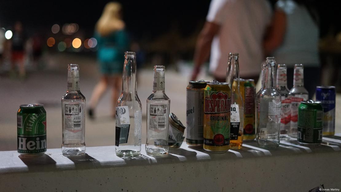 La venta de alcohol en supermercados cerca de la playa es parte del problema.