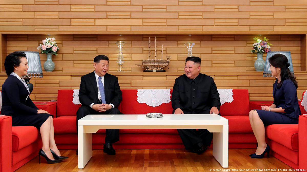 图为2019年6月20日,习近平夫妇与金正恩夫妇在平壤会面。(资料照)